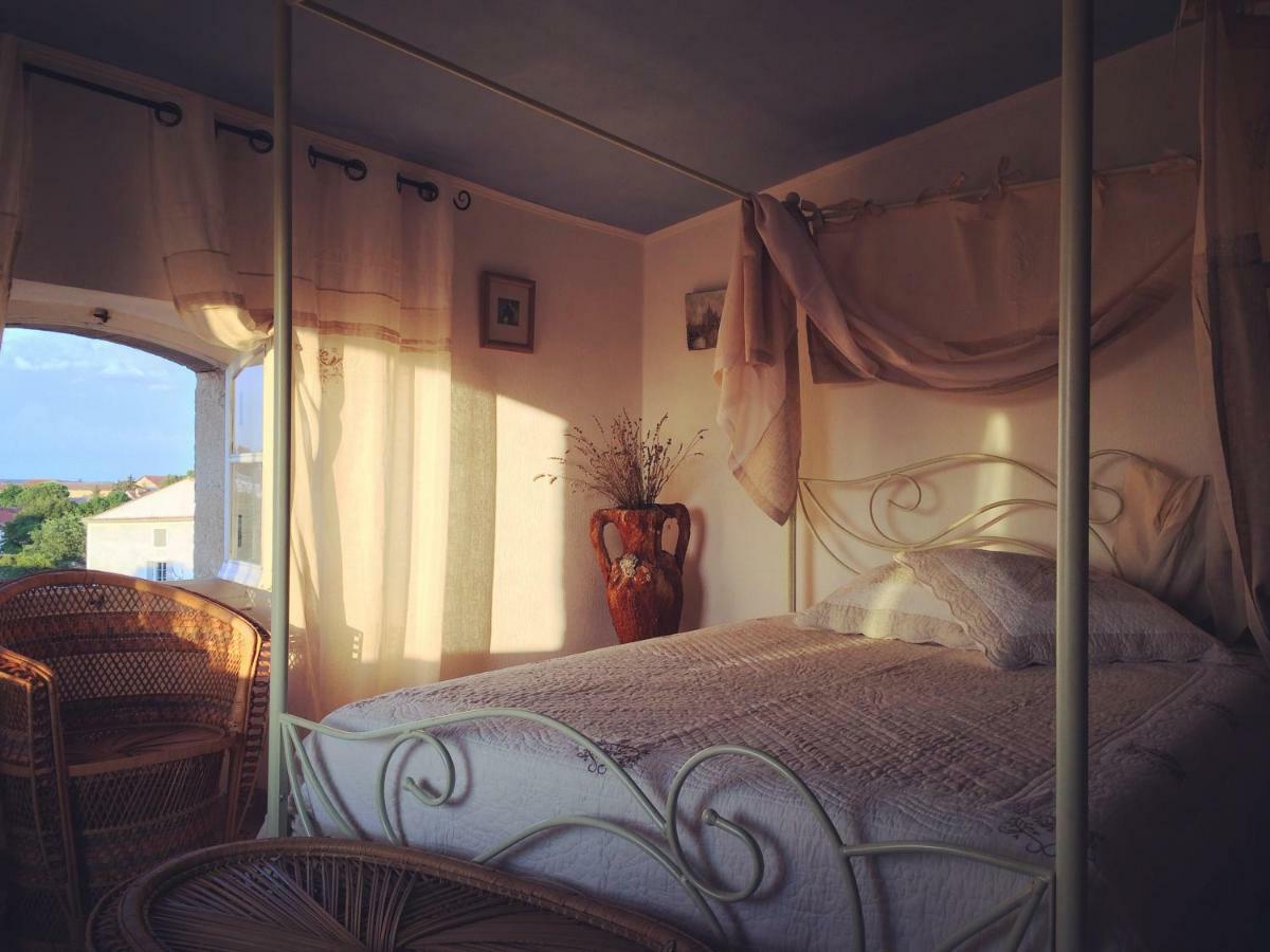 Chez Les Artistes Hotell Servian Eksteriør bilde