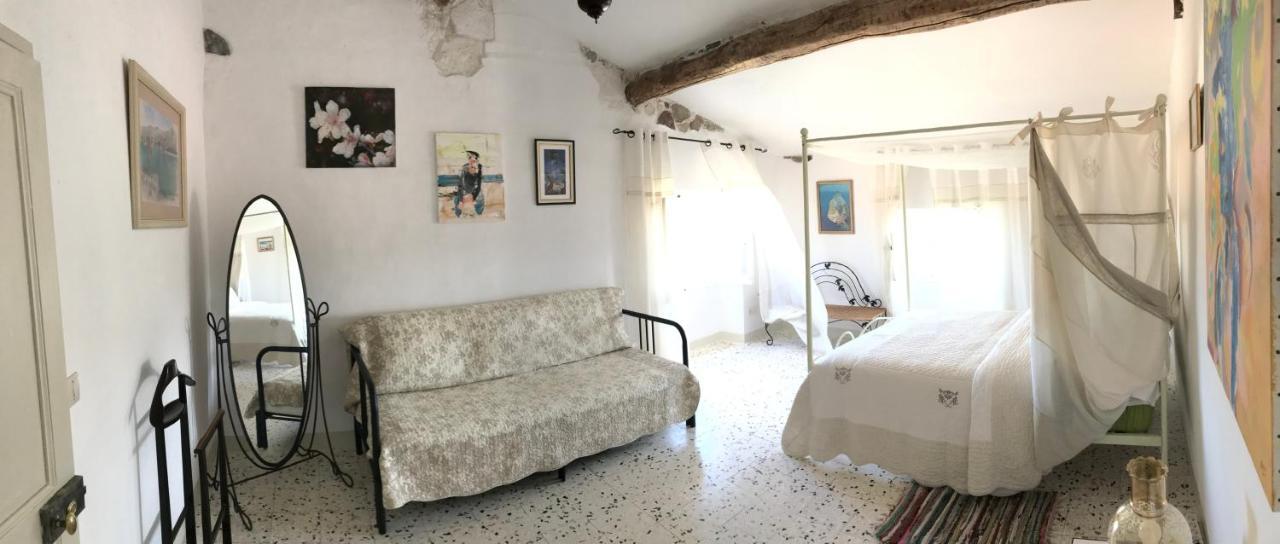Chez Les Artistes Hotell Servian Eksteriør bilde