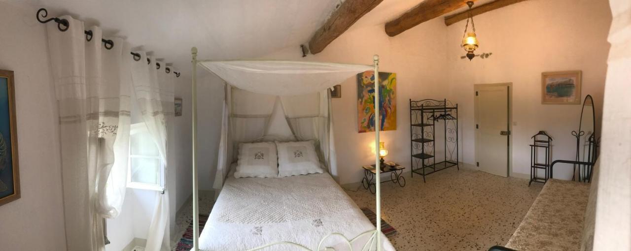 Chez Les Artistes Hotell Servian Eksteriør bilde